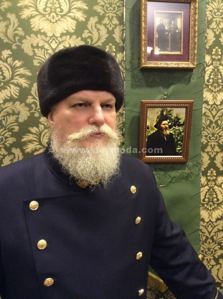 митрофорный протоиерей Алексей Аверьянов с портретом отца Анатолия 
