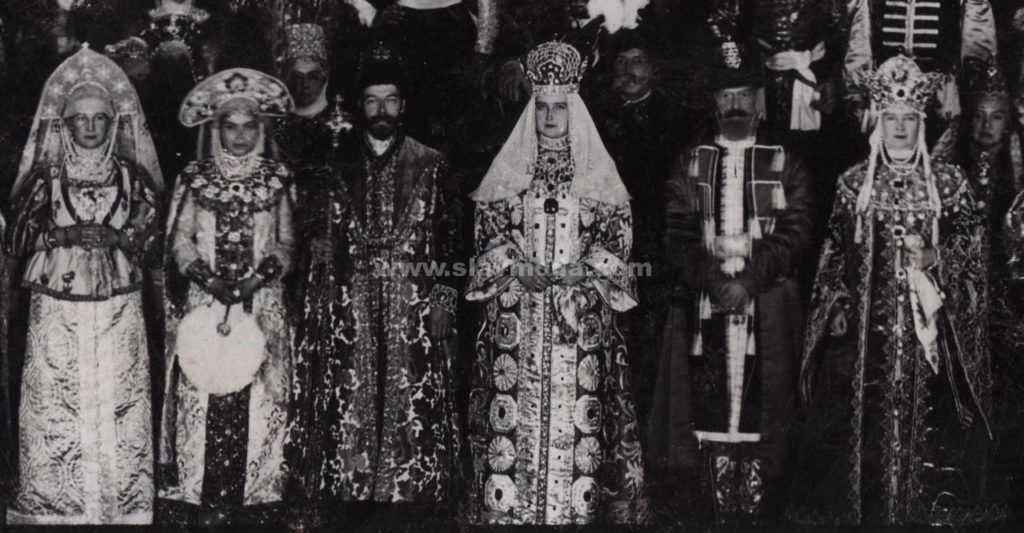 Царь и Царица в окружение предворных на костюмированном балу 1903 года