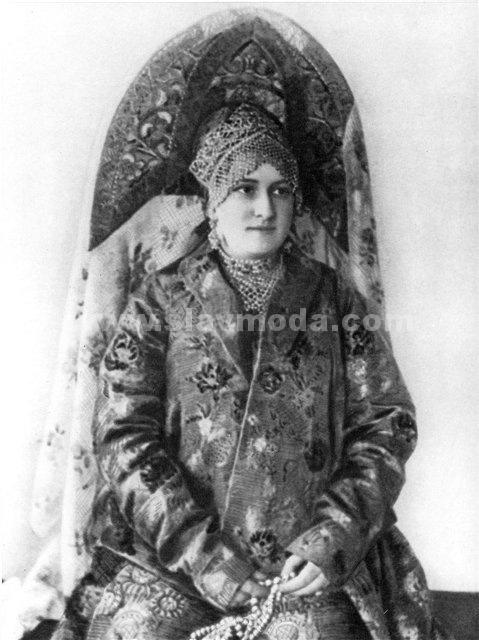 Женщина в двурогом кокошнике. Фото 1900 года