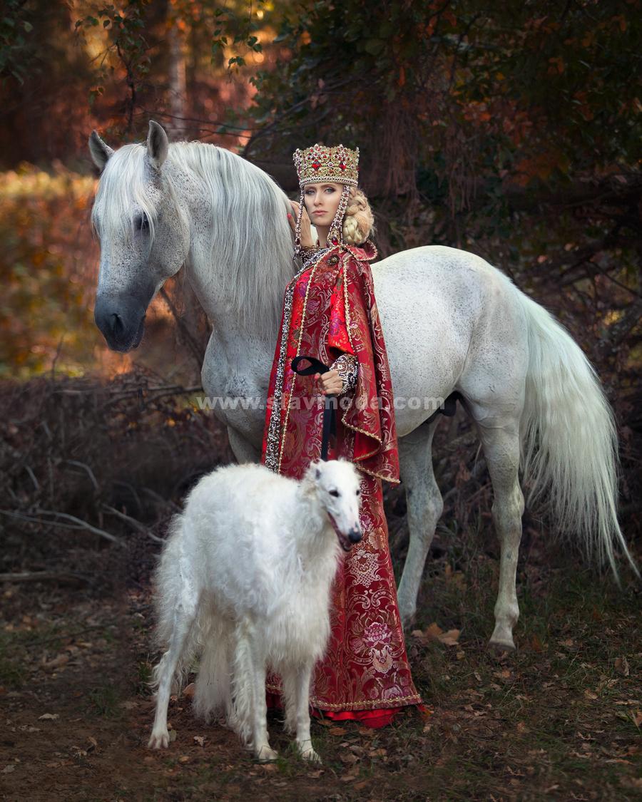 Сказочная фотосессия - девушка в русском наряде и грациозная лошадь.