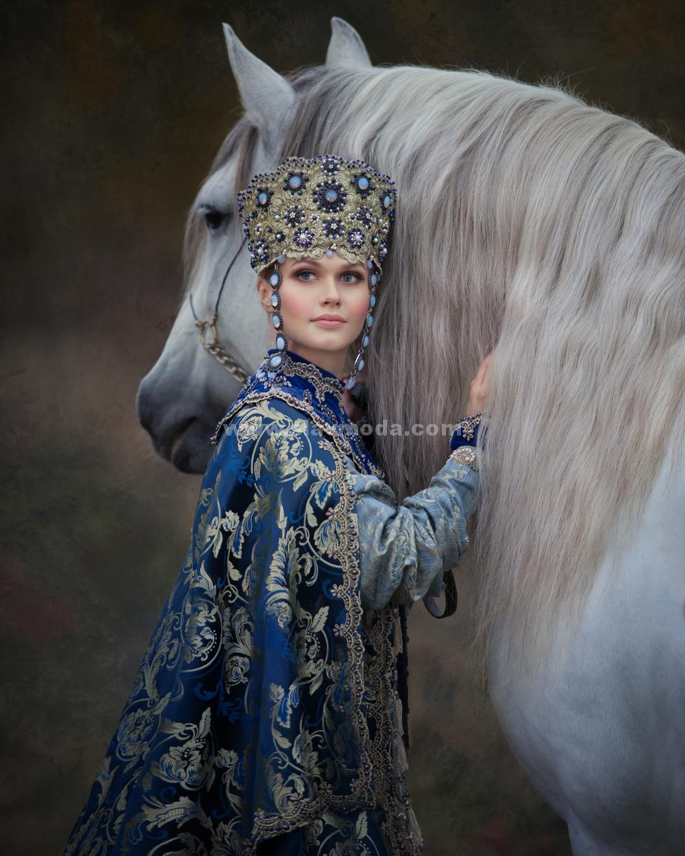 Сказочная фотосессия - девушка в русском наряде и грациозная лошадь.