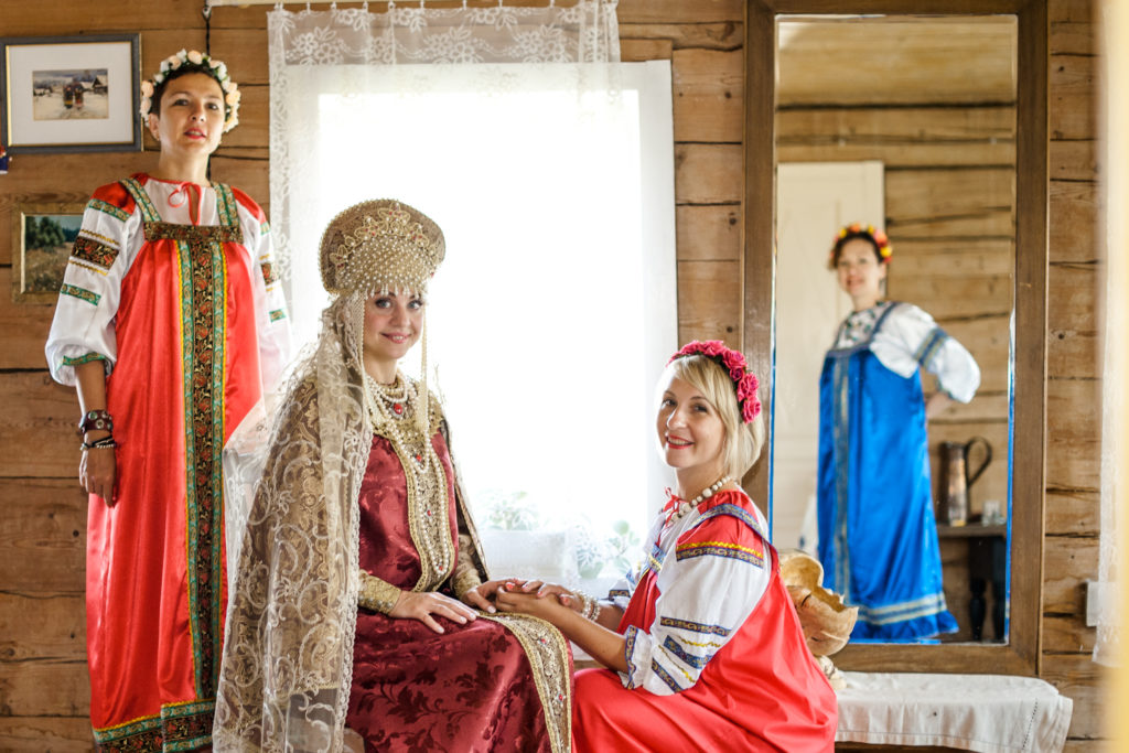 Русские в народных костюмах